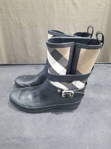 lot 4583 image: Burberry Check Pattern Rain Boots Size 7