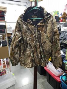 lot 4627 image: Field & Stream Realtree Camo Hunting Jacket XL