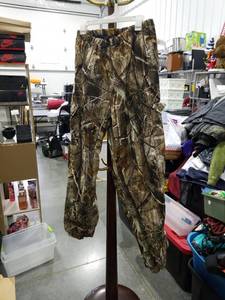lot 4628 image: Field & Stream Realtree Camo Hunting Pants XL