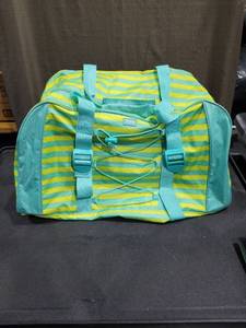 lot 4678 image: Thirty-One large teal and green duffle bag