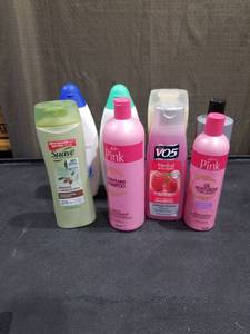 lot 4694 image: LOT OF RANDOM BEAUTY ITEMS