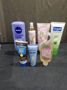 lot 4695 image: LOT OF RANDOM BEAUTY ITEMS