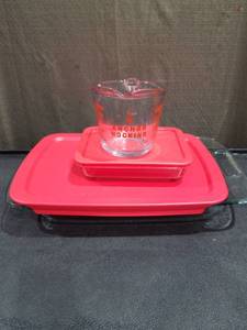 lot 4698 image: Pyrex Storage Set with Anchor Hocking Measuring Cup