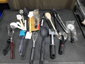 lot 4699 image: LOT OF RANDOM KITCHEN UTENSILS