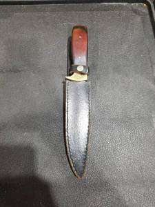 lot 4715 image: Fixed Blade Hunting Knife with Leather Sheath