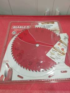lot 3043 image: Diablo 10 in. Dia. x 58 in. Carbide Tip Circular Saw Blade 60 teeth 1 pk