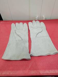 lot 3077 image: Mens Gray Suede Leather Welding Gloves