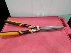 lot 3080 image: Fiskars UltraSharp Hedge Shears