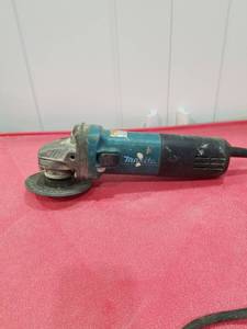lot 3087 image: Makita 9557NB 4.5-inch Angle Grinder