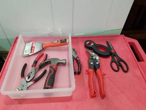 lot 3187 image: LOT OF RANDOM HAND TOOLS