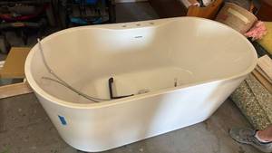 Modern Freestanding Soaking Bathtub - Retail: $599