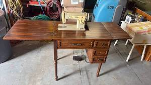 Singer 603 Sewing Machine with Wood Cabinet - Retail: $225