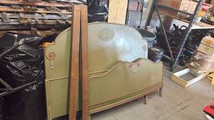 lot 58962 image: Vintage Full Size Bedroom Set  Dresser, Vanity w Mirror & Bench  Retail $550