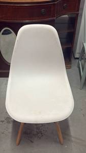 lot 58966 image: Mid-Century Modern Shell Chair with Dowel Base - Retail $65