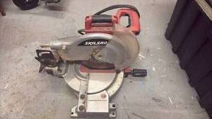 lot 58973 image: Skil 10-inch Compound Miter Saw - Retail $75