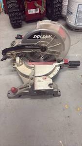 lot 58974 image: Skilsaw Compound Miter Saw - Retail $85