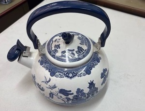 lot 58992 image: Blue and White Willow Pattern Tea Kettle - Retail $25