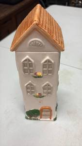 lot 58996 image: Ceramic Pasta Kitchen Container House - Retail $18