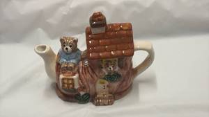 lot 59061 image: Ceramic Cat Family Tree House Ornament - Retail $18