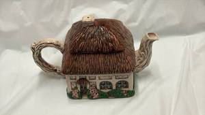 lot 59071 image: English Cottage Teapot - Retail $25