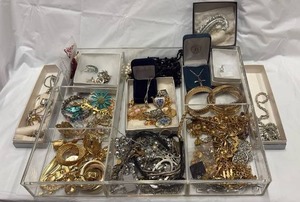 lot 59094 image: Mixed Costume Jewelry Collection - Retail $75