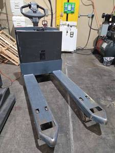 lot 22006 image: Toyota 8HBW23 Electric Pallet Jack - 4500lb Capacity