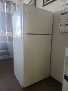 lot 22061 image: Frigidaire Top Freezer Refrigerator Model FFHT1621QW2
