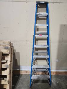 lot 22072 image: Keller 8ft Fiberglass Step Ladder Model 678