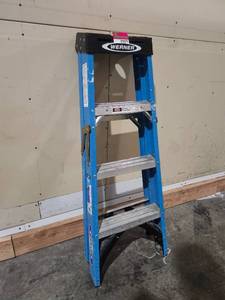 lot 22073 image: Werner FS104 4-Foot Fiberglass Step Ladder