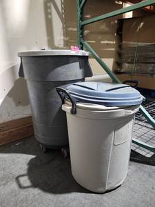 lot 22088 image: Large Commercial Wheeled Trash Bins with Lids