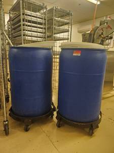 lot 22113 image: Industrial Plastic Mixing Barrels with Mobile Casters