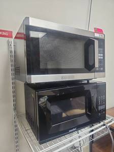 lot 22186 image: BlackDecker and Comfee Microwave Ovens - Set of 2