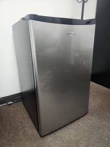 lot 22189 image: Whirlpool Compact Mini Refrigerator  Model WH43S1E