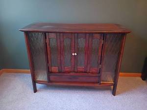 lot 206 image: Traditional Wood Console Cabinet with Diamond Pattern Glass and Glass Doors.  31 x 42 x 18.   Located Upstairs