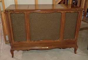 lot 305 image: Vintage RCA Victor Stereo System.  Radio and Record Player.  With Assorted Albums.   Works.  32 x 45 x 19.   Located in Basement