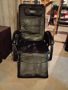 lot 311 image: HoMedics Anti Gravity Massage Chair.   Works   Located in Basement