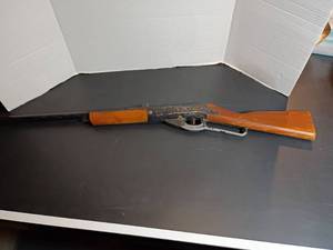 lot 391 image: Daisy BB Gun