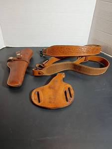 lot 401 image: Gun Holsters and Straps