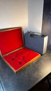 lot 1079 image: Gun box for pair of revolvers
