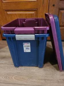 lot 1233 image: 2 Sterilite 18gal totes with lids