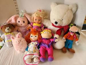 lot 1245 image: Stuffed animals and dolls