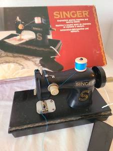 lot 1258 image: Toy Singer sewing machine