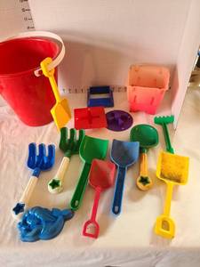 lot 1260 image: Sandbox toys