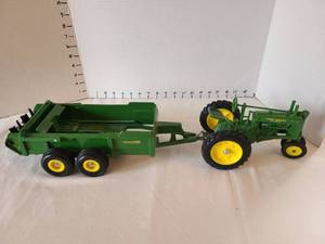lot 1262 image: Metal John Deere tractor and trailer.