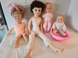 lot 1284 image: Dolls