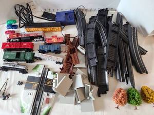lot 1297 image: HO Scale Model Train Set with Santa Fe Locomotive and Accessories