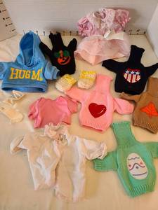 lot 1309 image: Doll clothes