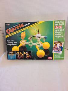 lot 1321 image: Capsela 400 Motorized Science Construction System