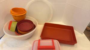 lot 1409 image: Tupperware bowls, deli meat keeper and more some doing have lids
