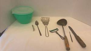 lot 1424 image: Tupperware bowl lid and kitchen utensils